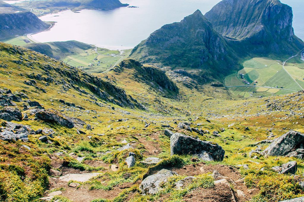 Blick von oben auf den Haukland Strand