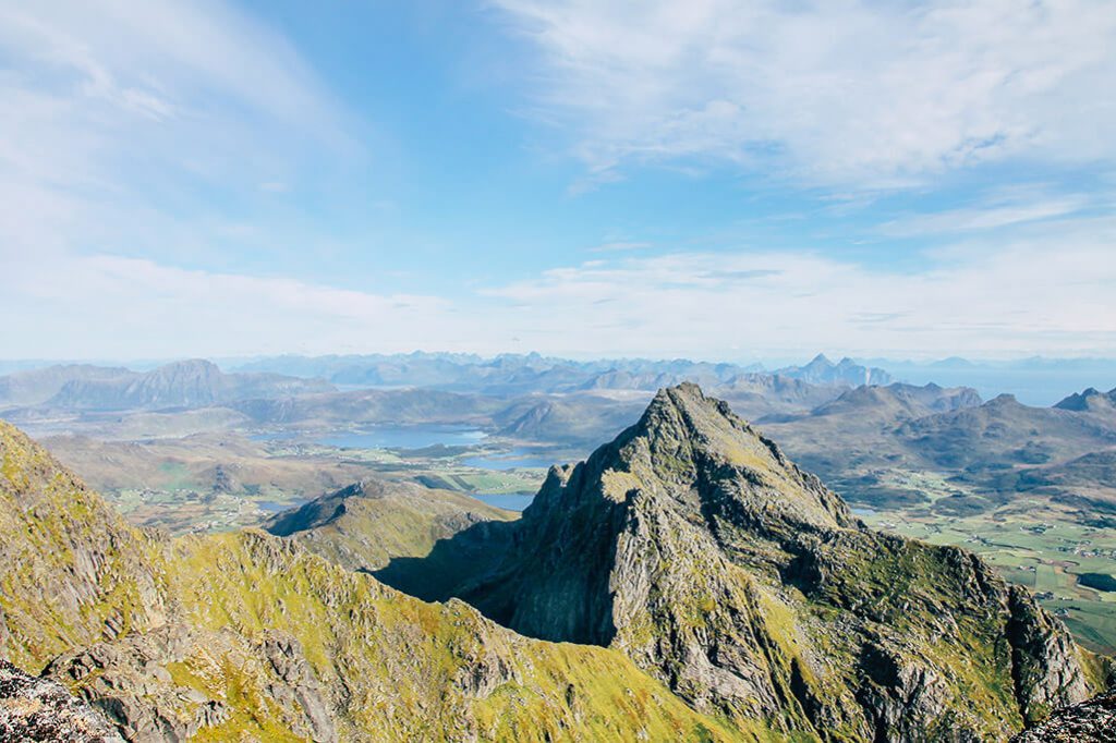 Blick ueber die Gipfel auf den Lofoten