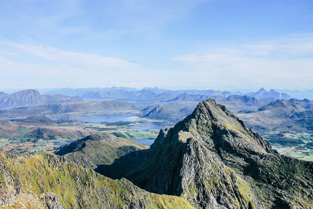 Gipfelblick mit Bergwelt der Lofoten