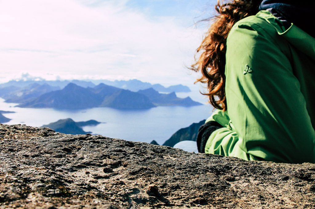 Wanderer macht Pause am Gipfel des Himmeltinden