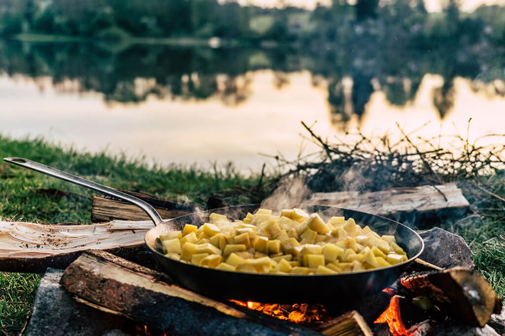 Bratkartoffeln am Lagerfeuer kochen