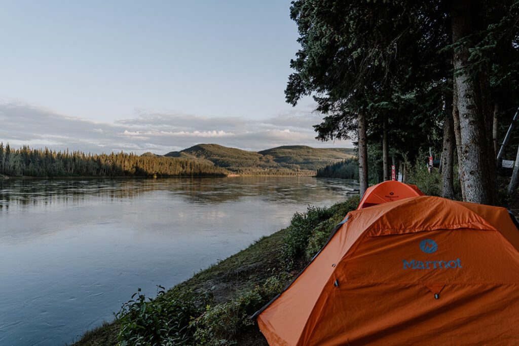 Zelte am Ufer des Yukon in Carmacks