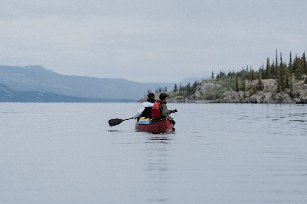 Paddelnde Kanuten auf dem Lake Laberge.