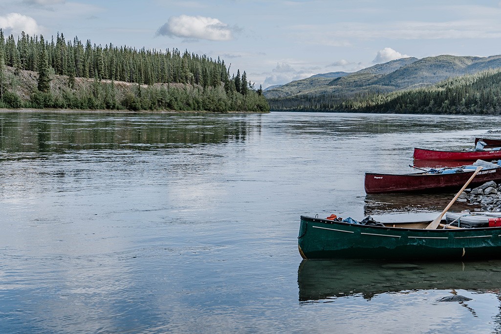 Kanus einer Yukon Kanutour am Ufer des Yukon Fluss