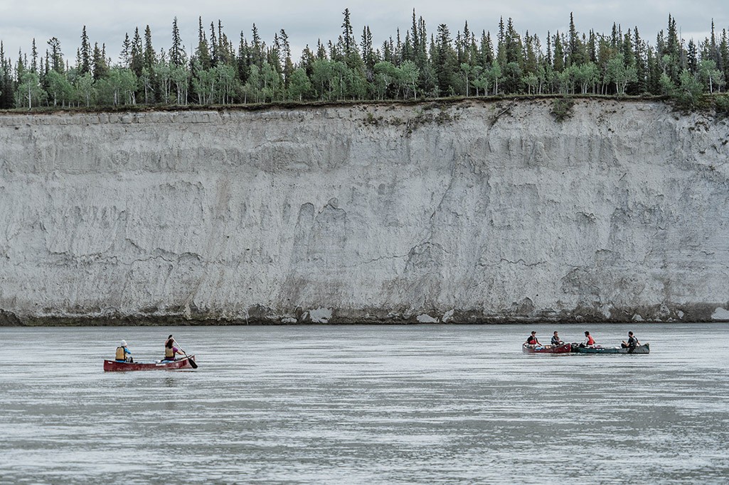 Kanuten paddeln auf dem Yukon Fluss