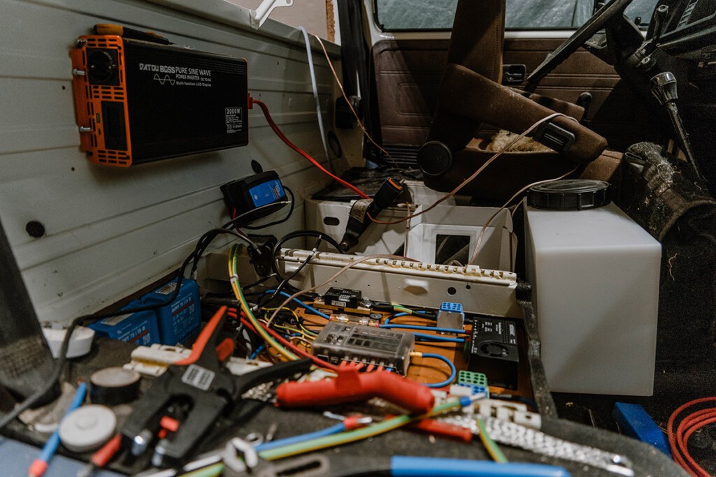Camper Elektrik im VW T3 Camper, Schaltzentrale unter Vordersitz.