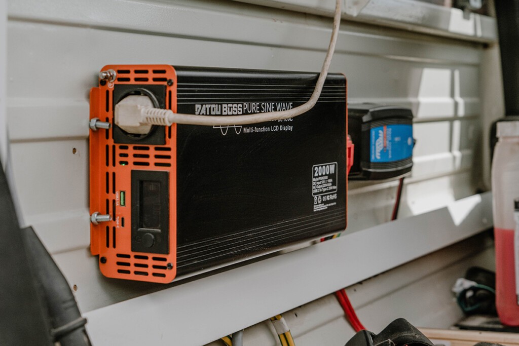 Wechselrichter für die Camper Elektrik, an Zwischenwand montiert.