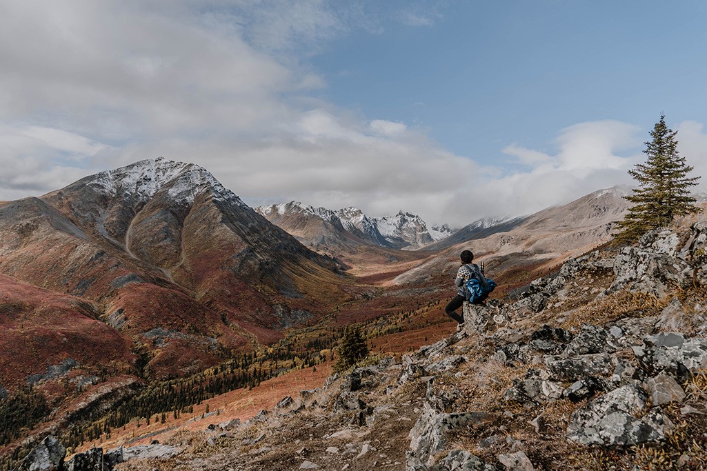 Millican Rucksack, nachhaltiges Camping Geschenk: Person trägt Rucksack bei Wanderung im Yukon