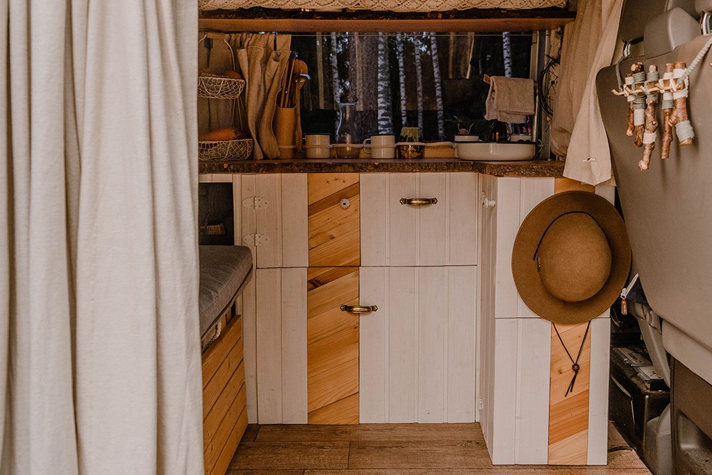 Blick auf selbstgebaute Camper Küche aus Holz in VW T5