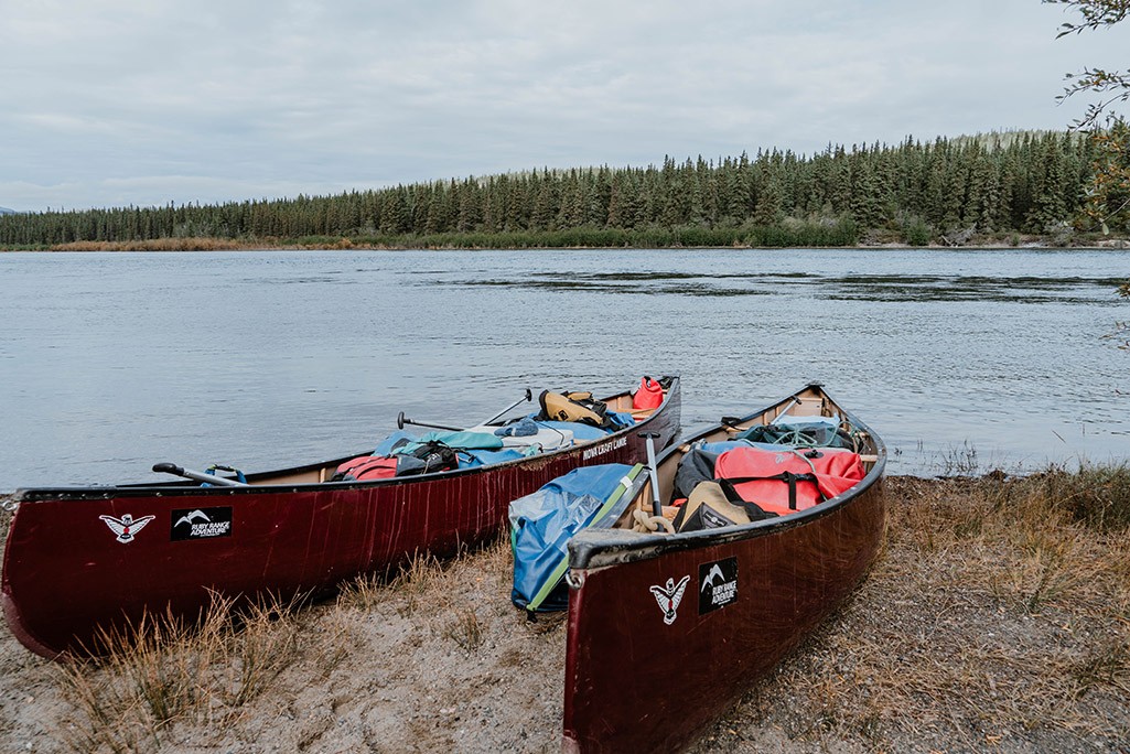 zwei beladene Kanus liegen am Ufer des Yukon Fluss