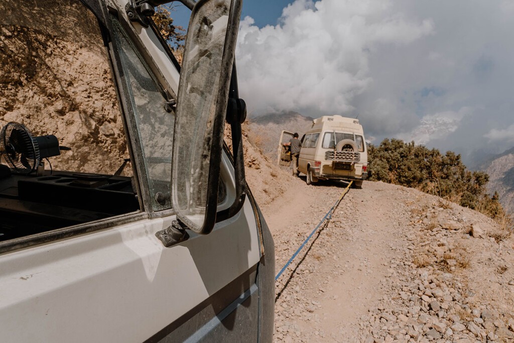 Bergeseil als Camping Geschenk, VW T4 schleppt VW T3 in bergigem Gelände ab.