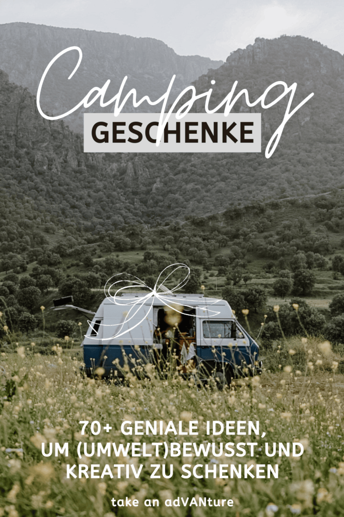 Camping Geschenke (Pinterest-Pin): nachhaltige Geschenke für Camping und Vanlife. Zu sehen ist ein VW T3 Camper, der auf einem Weg hinter einer hochgewachsenen Wiese steht. Grafisch ist eine Schleife draufgemalt.