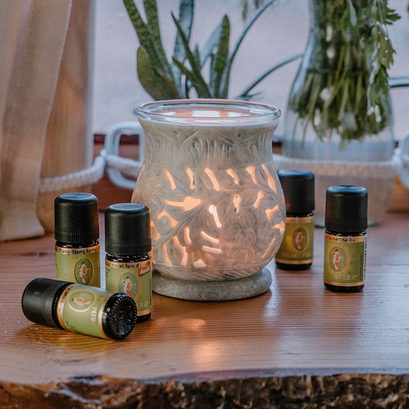 Ätherische Öle fürs Camping, von PRIMAVERA (neben einem Diffuser stehend).