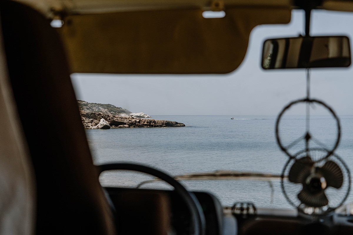 Meerblick durch die Frontscheibe aus einem VW T3 heraus.