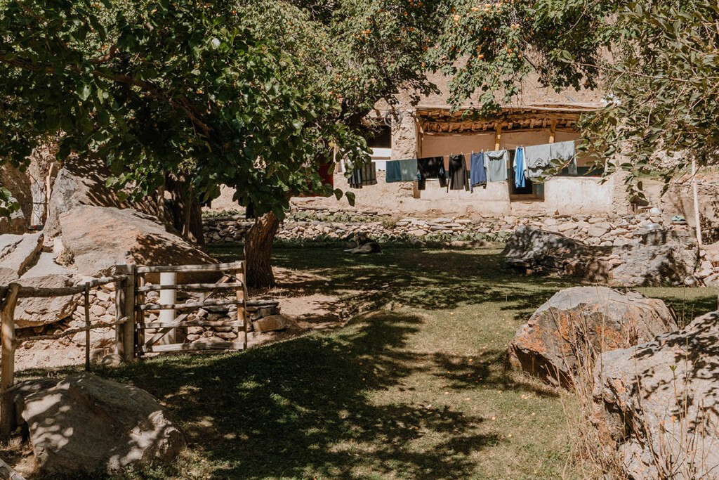 Wäsche hängt auf Wäscheleine im Bergdorf Jizev im Bartang Valley.
