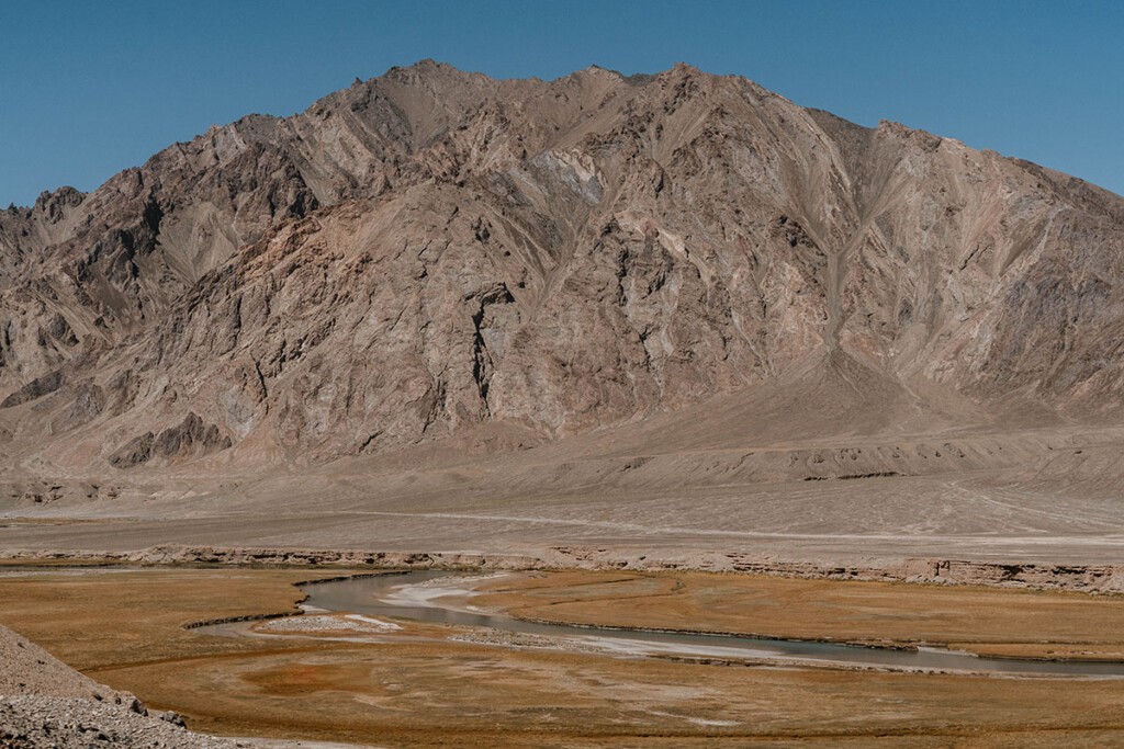 Bergwelt am Pamir-Highway mit Flusslauf im Vordergrund.