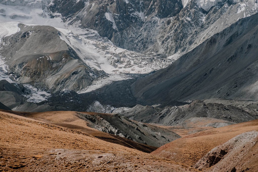 Bergwelt des Pamir im Detail, mit Fels und Gletscher.