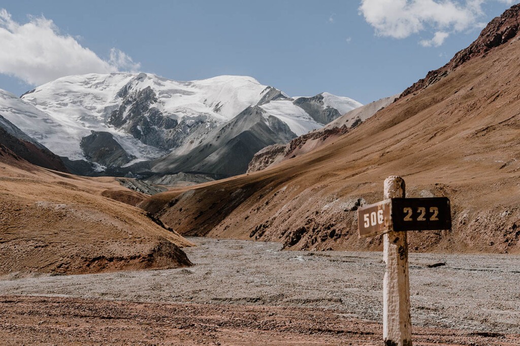 Bergwelt neben dem Pamir-Highway in Richtung Kyzyl-Art-Pass.