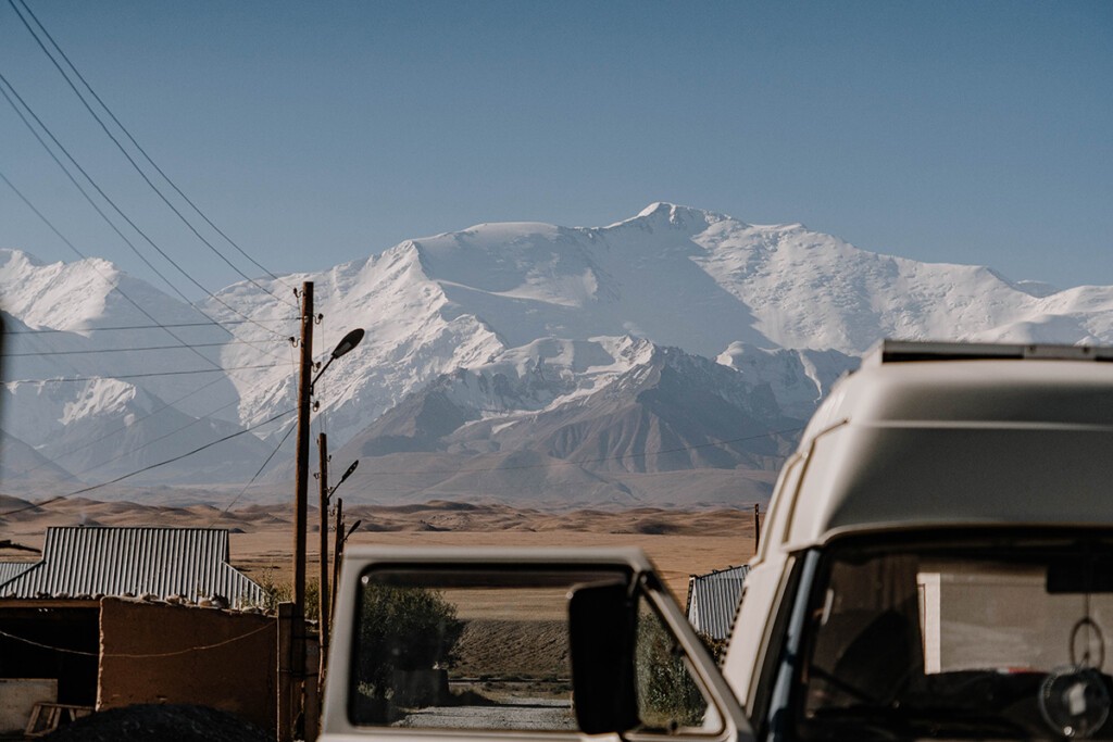 Blick auf Peak Lenin mit VW T3 Camper im Vordergrund.