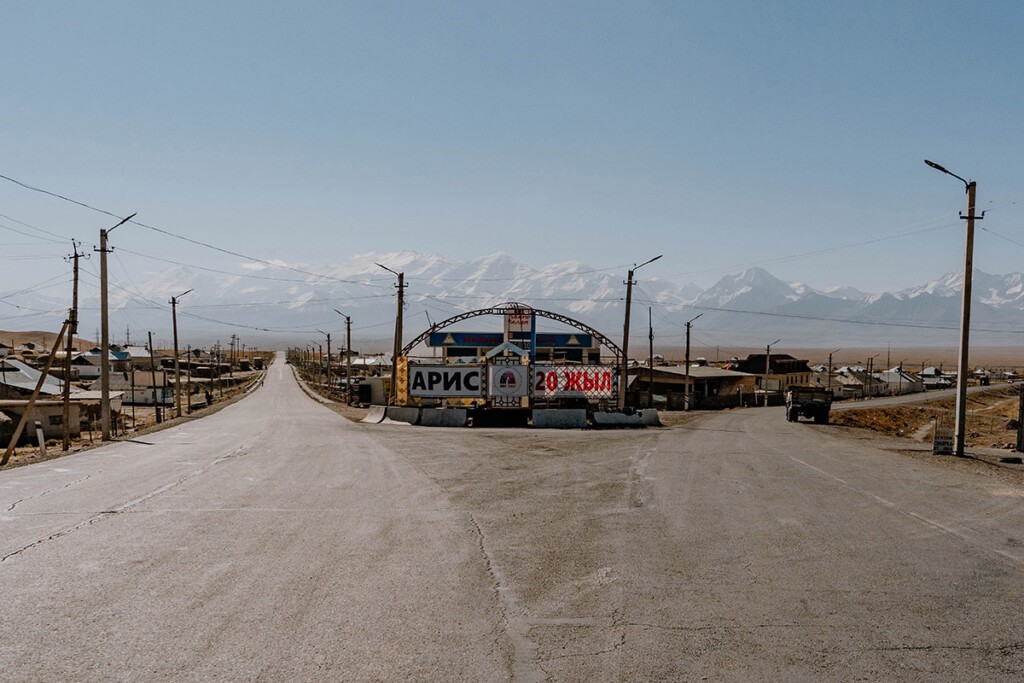 Kreuzung in Sarytasch in Kirgistan. Links geht's nach China.