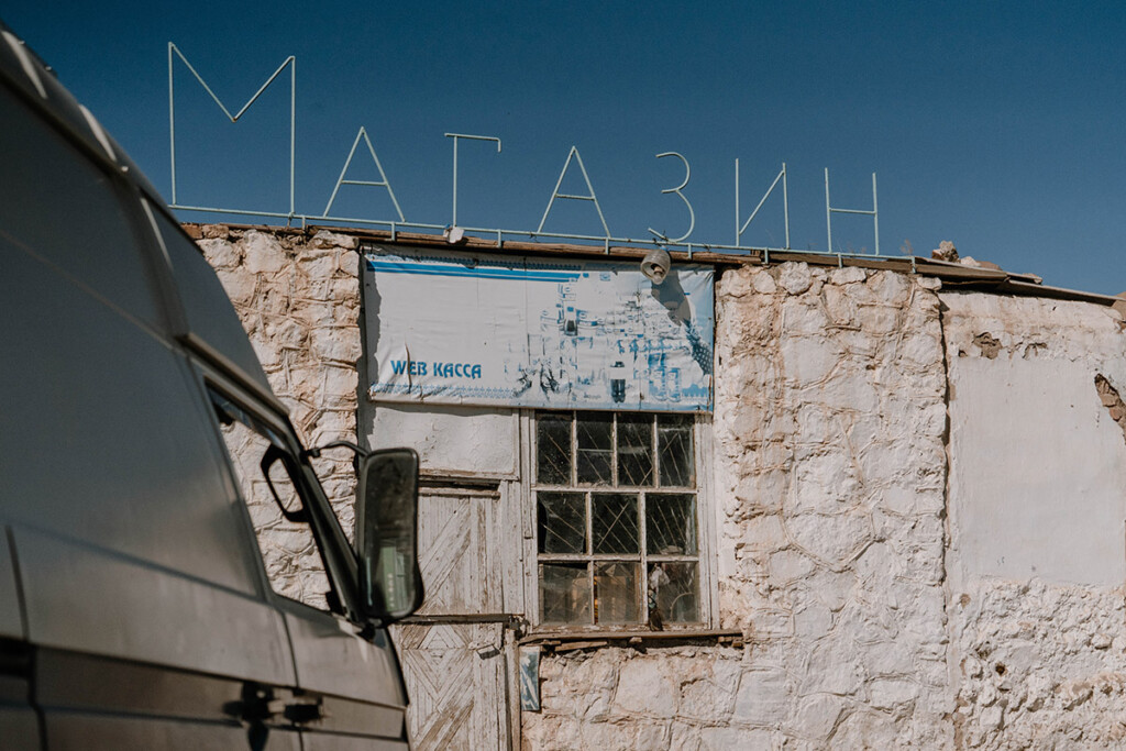 Altes Haus in Sarytasch mit dem Wort 'Magazin' in Russisch auf dem Dach.