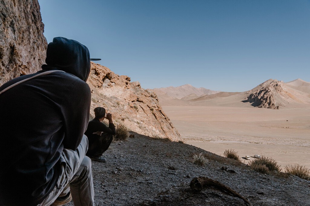 Zwei Personen genießen die Aussicht von den Shakhty Höhlenmalereien aus.