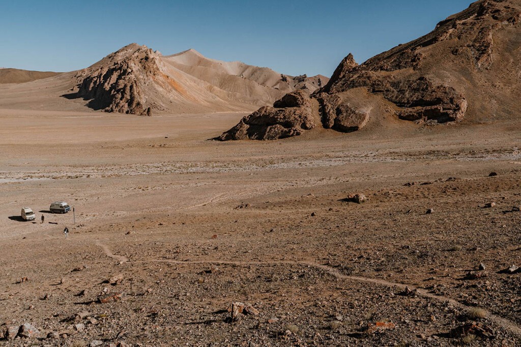 Zwei Camper stehen an Weg, der hoch zu den Shakhty-Petroglyphen führt.