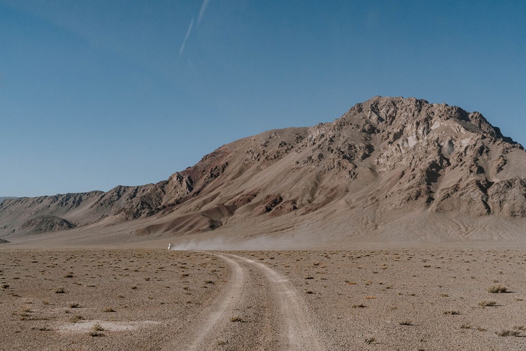 Campervan fährt auf Schotterpiste, die zum Shorbulak Observatorium führt.