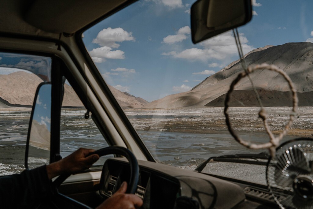 Aussicht aus VW T3 Camper auf karge Landschaft im Pamir-Gebirge kurz hinter der tadschikischen Grenze.