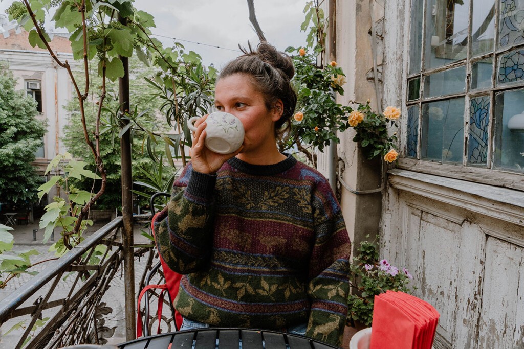 Person trinkt Kaffee in georgischem Café.
