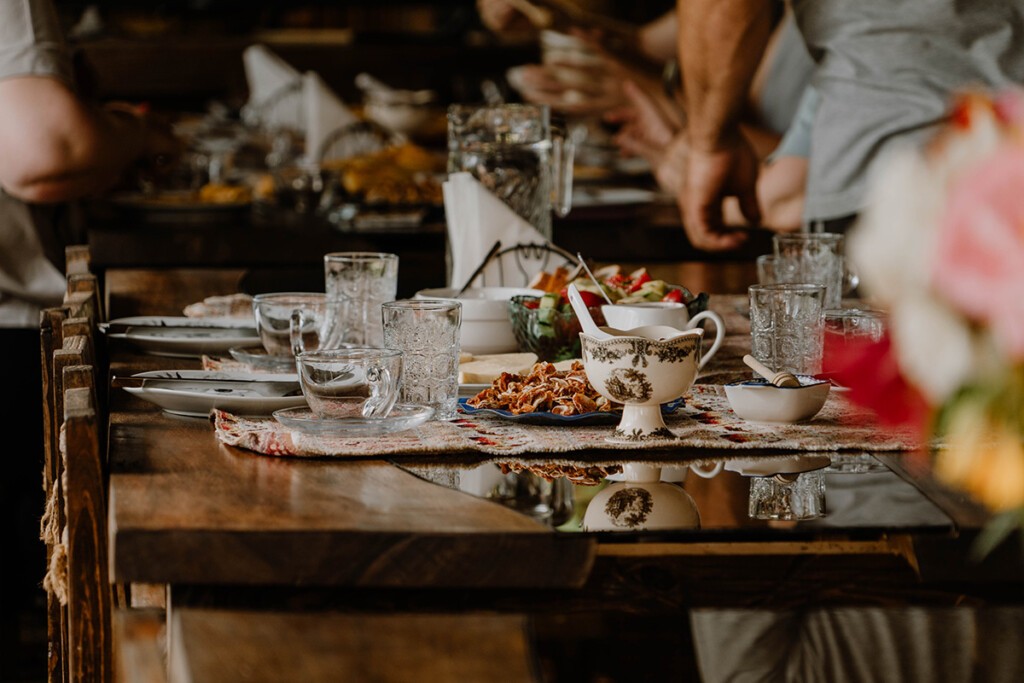 Georgische Küche: Gedeckter Tisch in rustikalem Restaurant.