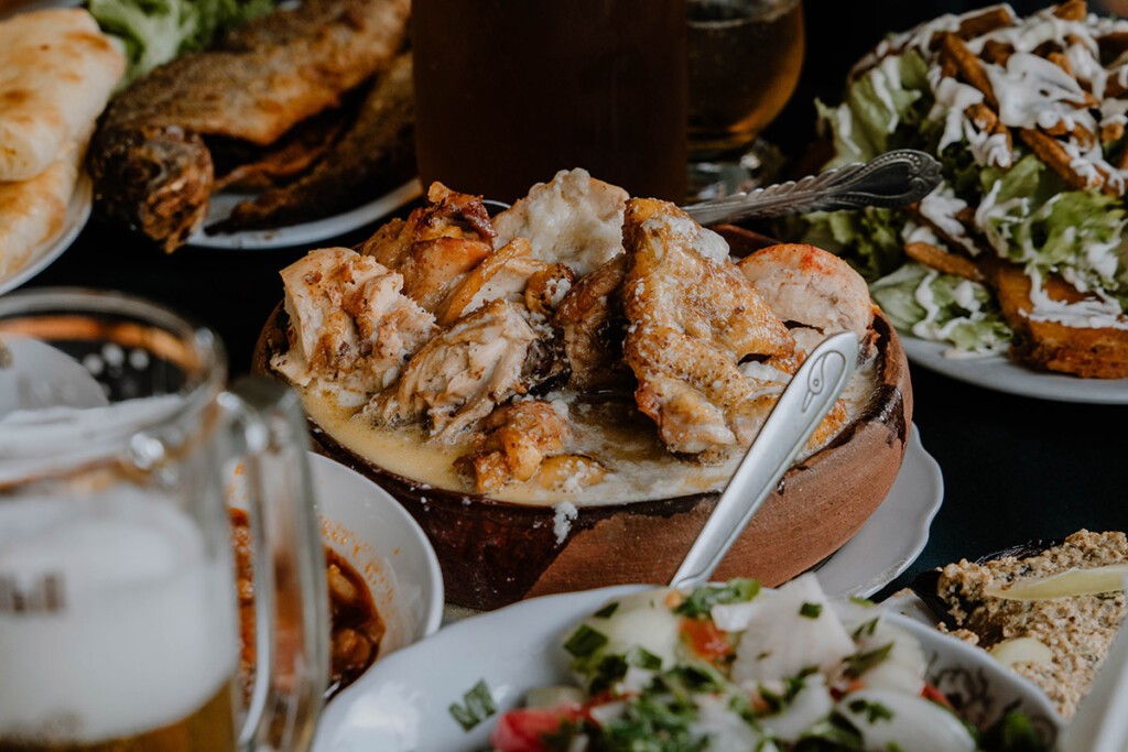 Shkmeruli, georgisches Hähnchen an Knoblauch-Sahne-Soße.