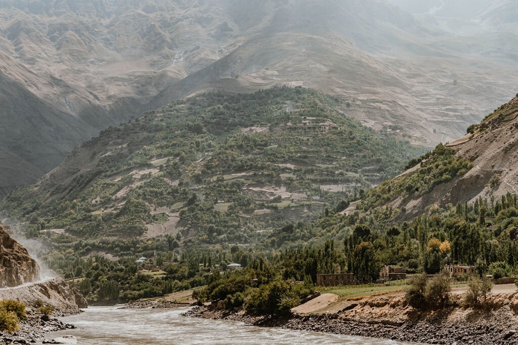 Blick auf begrünte Bergflanke in Afghanistan, wo sich Siedlungen befinden.
