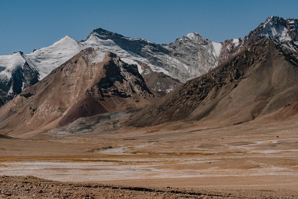 Schneebedeckte Bergwelt im Pamir-Gebirge.