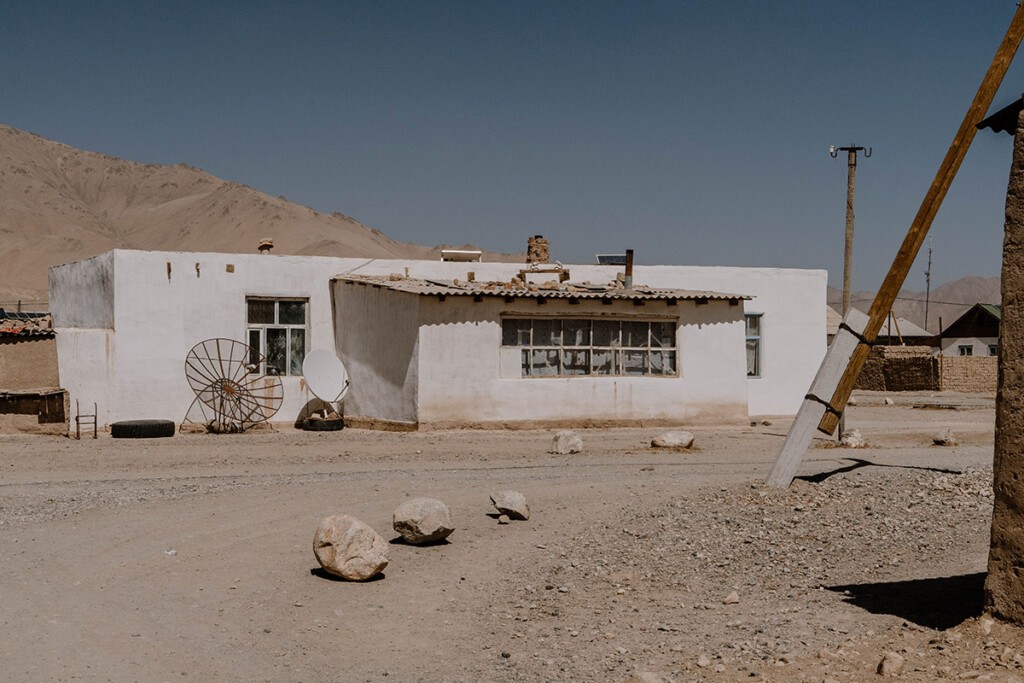 Weißes Haus (einstöckig mit Flachdach) in Alichur in Tadschikistan.