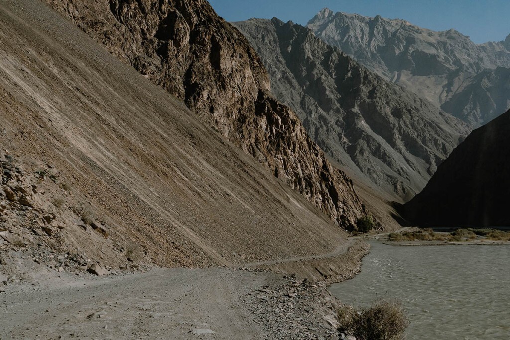 Schotterpiste am Fluss im Bartang Valley in Tadschikistan.