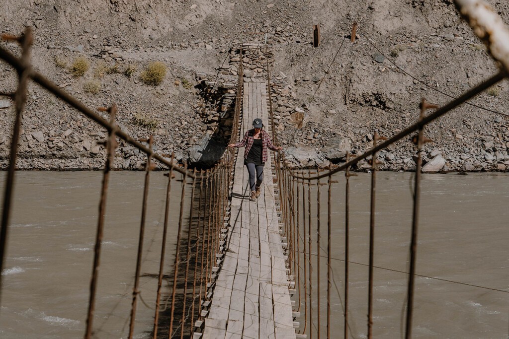 Person läuft über wackelige Hängebrücke im Bartang Valley.