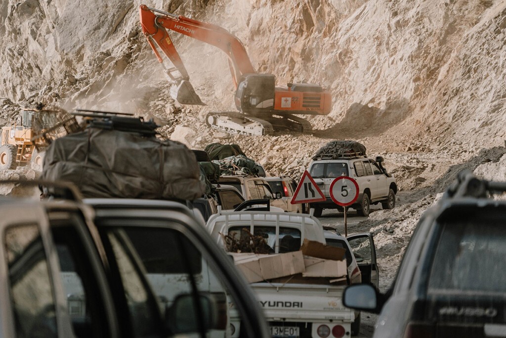 Baustelle auf dem Pamir-Highway, Bagger beseitigt Überreste von Sprengung.