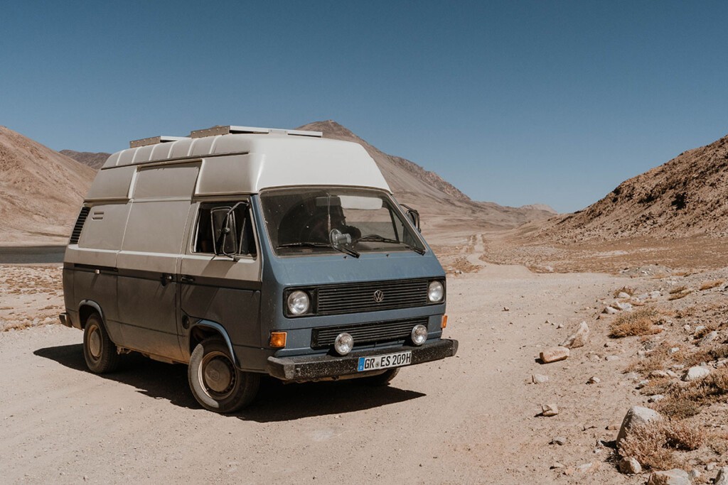 VW T3 Camper steht seitlich am Khargush-Pass Richtung Wakhan Valley