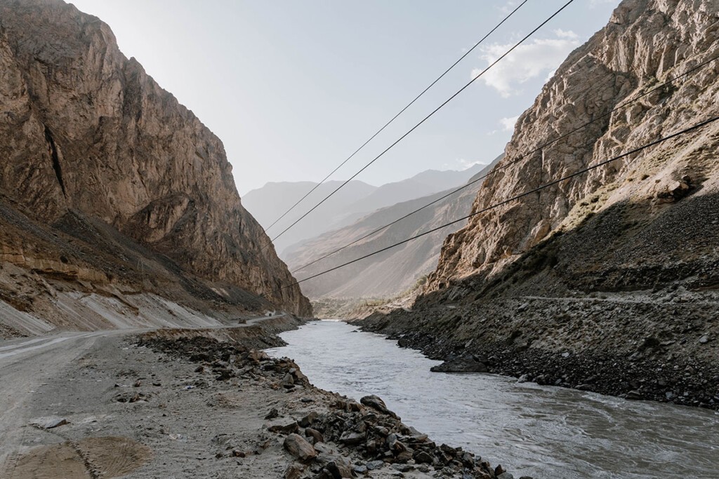 Der Pamir-Highway zwischen Tadschikistan und Afghanistan in den Morgenstunden.