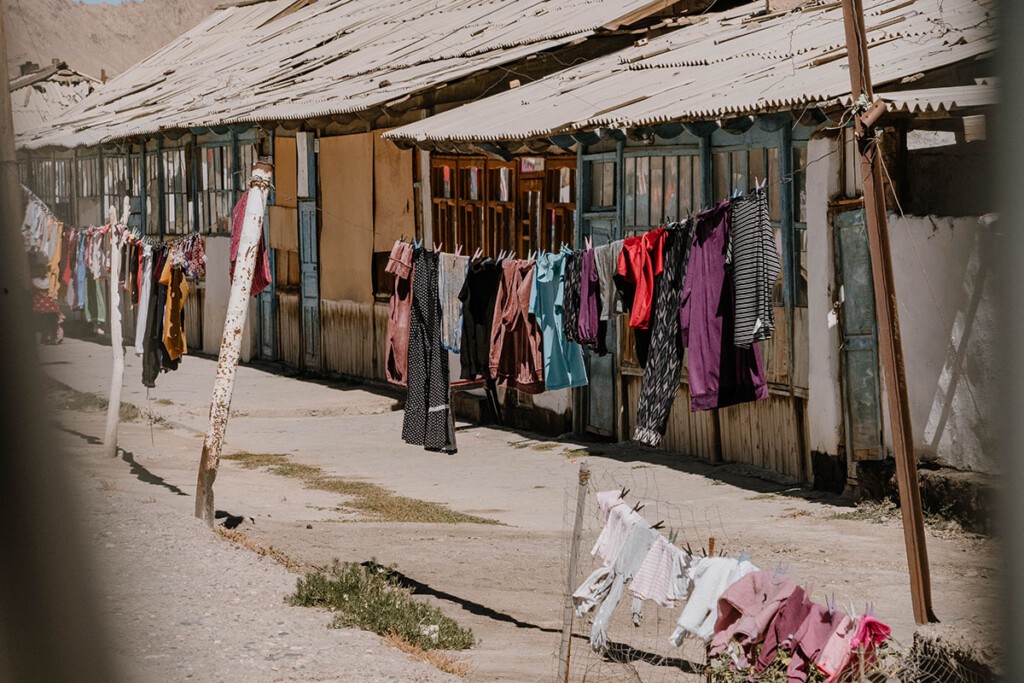 Wäsche hängt auf Leine vor kleinen Häusern in Murghab im Pamir-Gebirge.