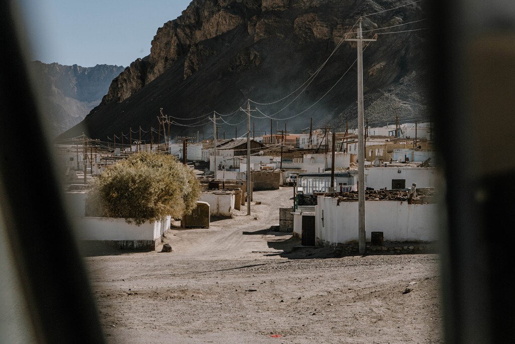 Blick auf weiße Wohnhäuser in Murghab am Pamir-Highway.