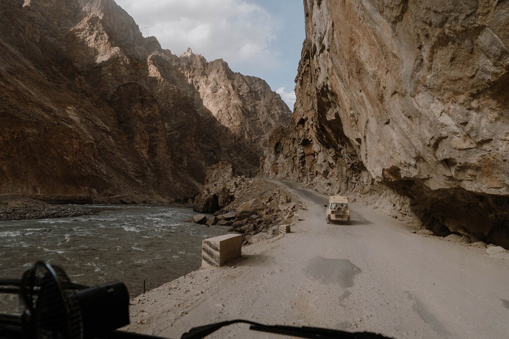 VW T4 fährt auf Pamir-Highway neben dem Pandsch.