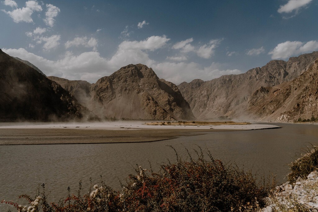 Sandbank im Pandsch mit Morgennebel.