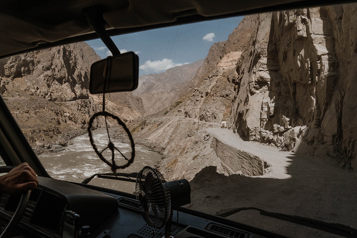 Pamir-Highway und Pandsch zwischen Bergflanken in Tadschikistan und Afghanistan.