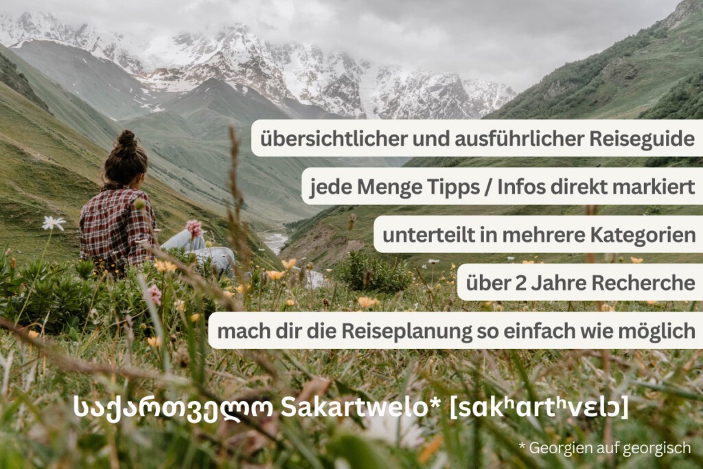 Georgien Reisekarte Zusammenfassung. Person sitzt auf Wiese und blickt auf schneebedeckte Berge.
