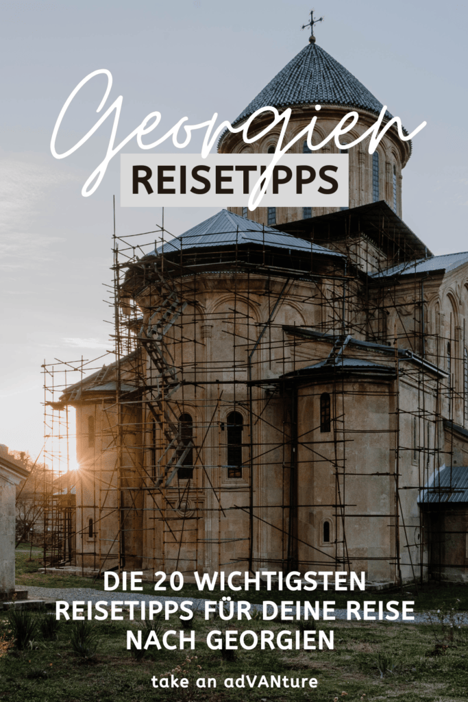 Pinterest-Grafik: Georgien Reisetipps. Zu sehen ist das Kloster Gelati im Abendlicht.