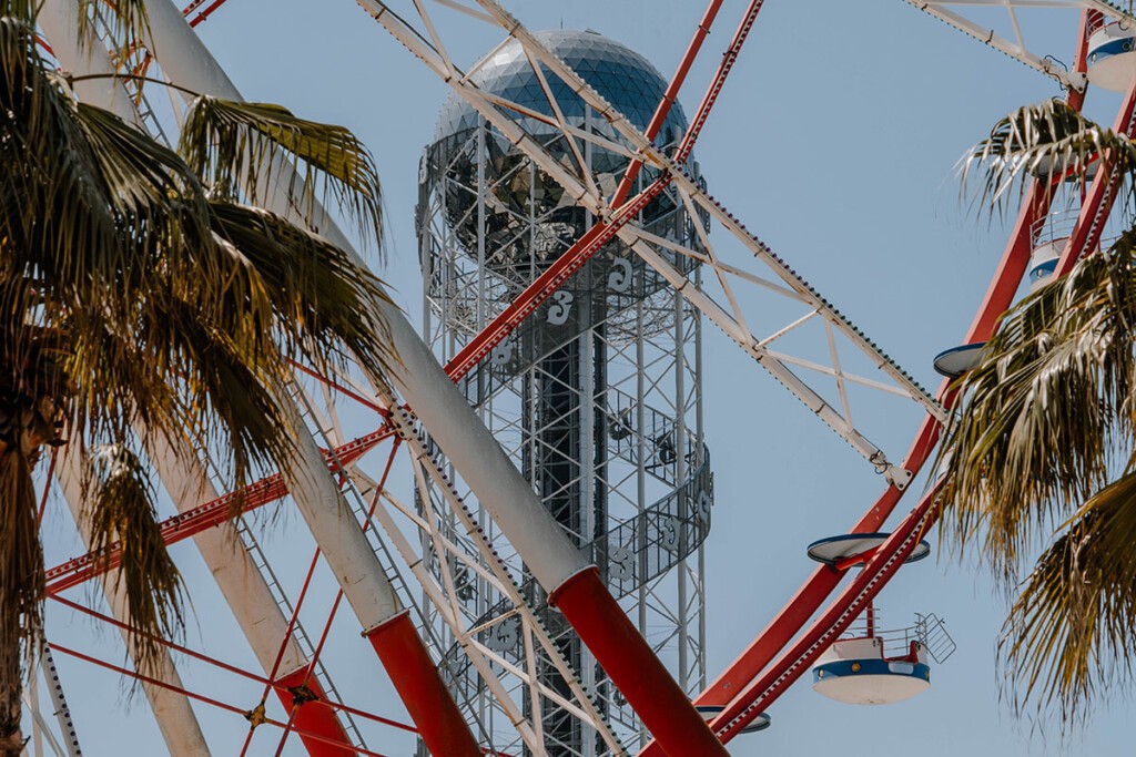 Alphabetic Tower in Batumi, mit Riesenrad im Vordergrund.