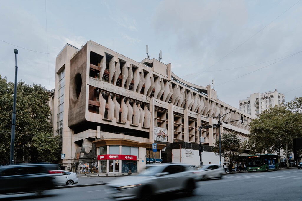 Alte technische Bibliothek in Tbilisi als Beispiel brutalistischer Architektur der Sowjetunion.