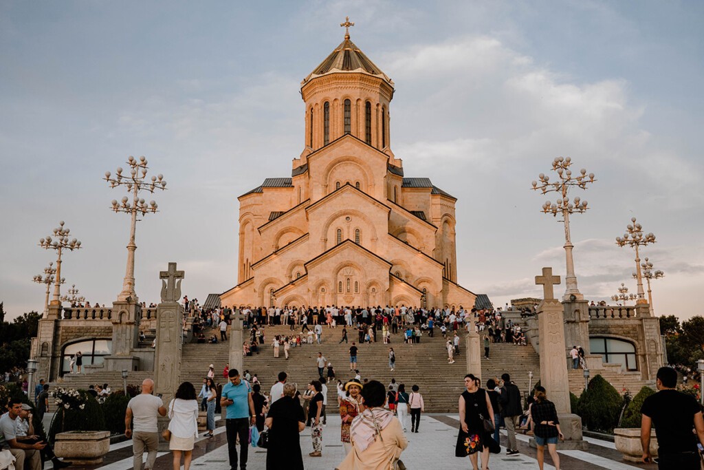 Blick auf die Sameba-Kathedrale in Tiblisi während einer Festlichkeit, mit vielen Menschen.